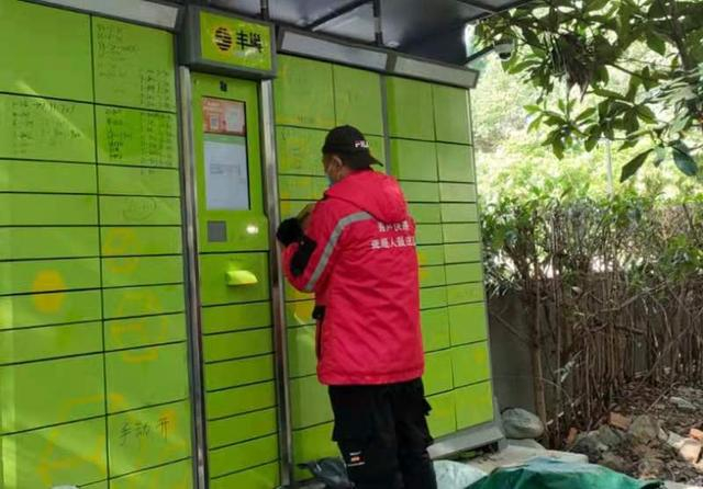 10月29日，王小山将快递放置在快递柜里。新京报记者 陈亚杰 摄