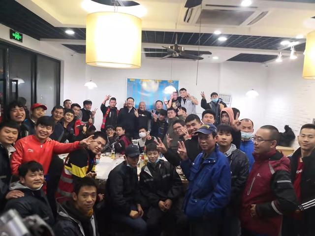 2020年11月24日，吾声快递的员工们庆祝度过了第一个“双十一”。受访者供图