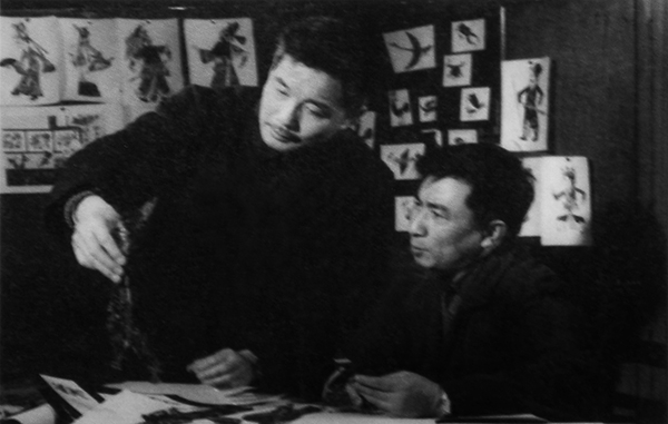 柯明（左）与钱运达在研究《天书奇谭》人物造型。 图片来源：澎湃新闻