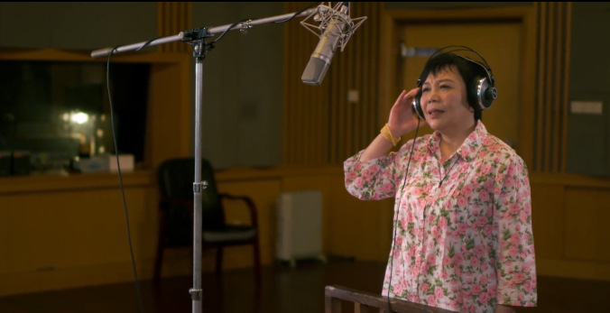 丁建华在给蛋生配音。图片来源：纪录片《国漫守护人》