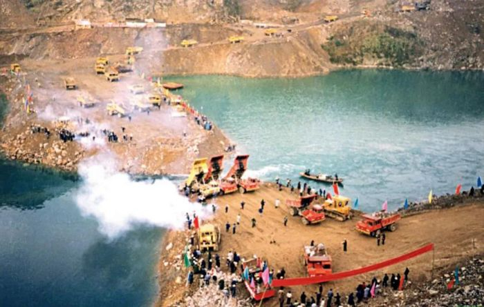 　　▲隔河岩工程截流施工。  摄影：黄继发