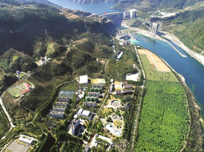 　　▲隔河岩拥有一片由5万棵桂花、银杏组成的树林，是清江流域面积最大的一块人造森林。  摄影：郭寒