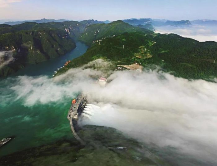 　　▲洪水过后隔河岩大坝泄洪。  摄影：吕新宇