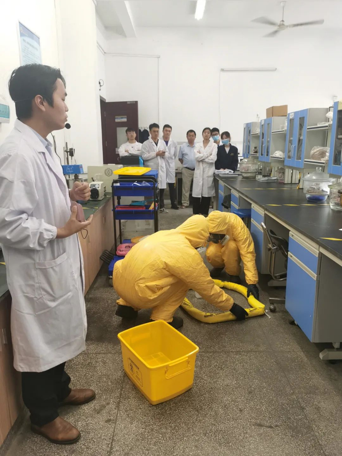 今年6月，福建省福州某高校环境科学与工程学院开展实验室危险化学品泄漏应急演练，并召开实验室安全专题讲座，请安全专家阐述危化品常见安全隐患、危化品泄漏应急处理与防护相关知识。（资料图片）