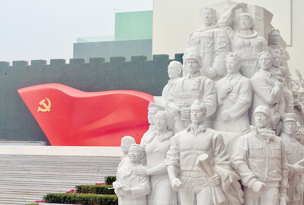 　　图为矗立在中国共产党历史展览馆西侧广场的大型党旗雕塑《旗帜》与大型雕塑《伟业》。（图片来源：人民视觉）