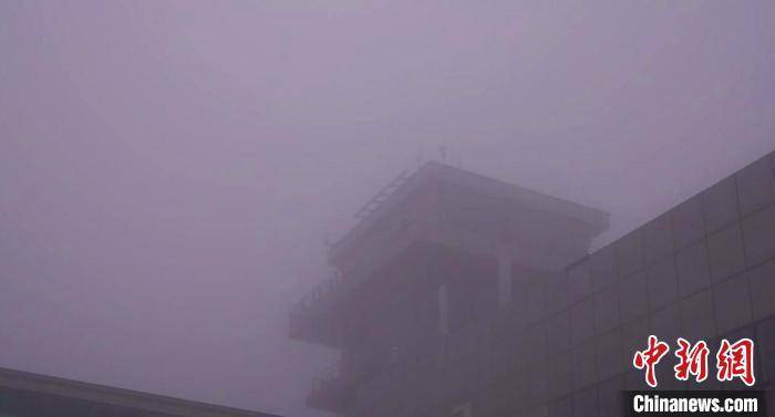 乌鲁木齐国际机场建筑物被冻雾笼罩。　 伊尔夏提江 摄