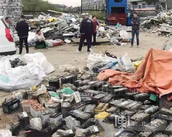 民警在现场查获的废旧电池。