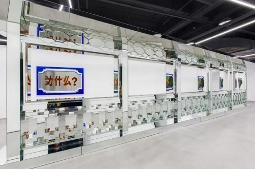 图：王卫《宣传栏》2011 木工板、镜面玻璃 1200×170×260cm 由马刺画廊提供