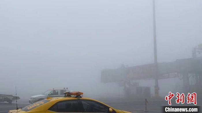 乌鲁木齐国际机场启动中面积延误应急响应。　胡志军　摄