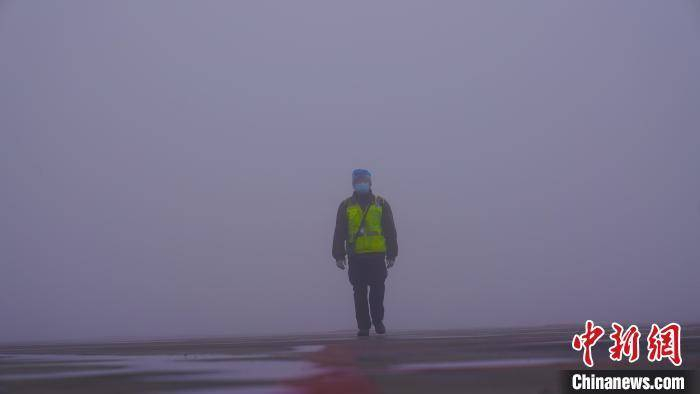 乌鲁木齐国际机场分公司地面勤务部全力做好大雾天气下运行保障各项工作。　马晓龙 摄