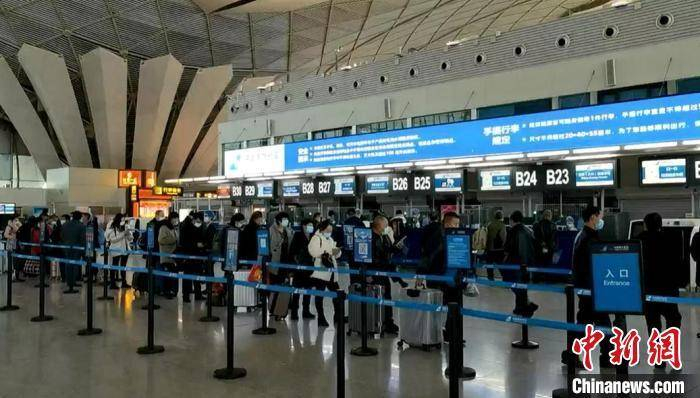 乌鲁木齐机场滞留逾3400名旅客。　张丽 摄