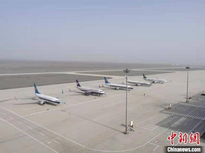 吐鲁番机场全力以赴保障备降航班。　姚亚龙 摄