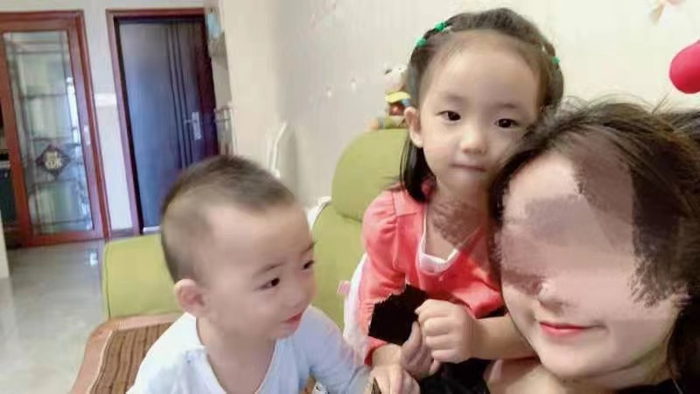 孩子们生前和妈妈陈美霖在一起。受访者供图