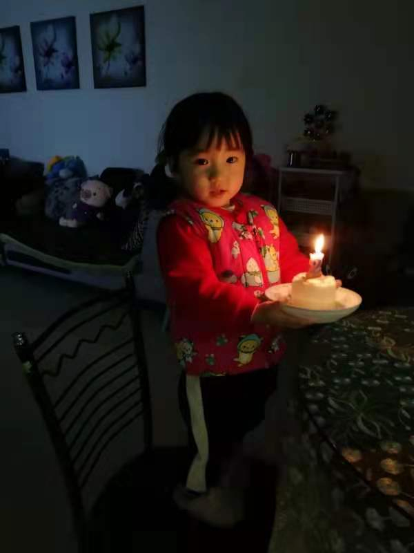 雪雪两岁时，家里人给她过生日。受访者供图