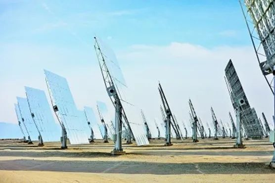 组图为敦煌100兆瓦熔盐塔式光热电站。新华社发