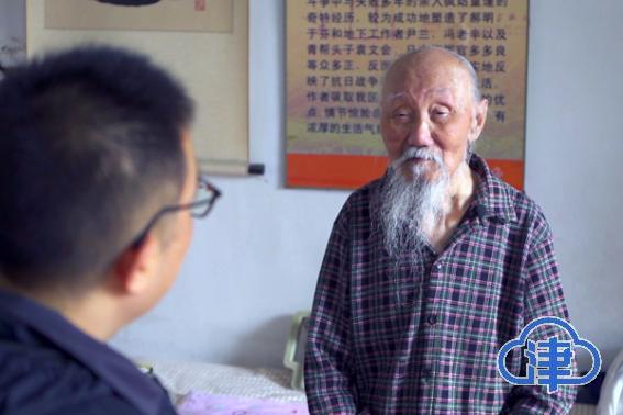 张孟良老人和记者交流