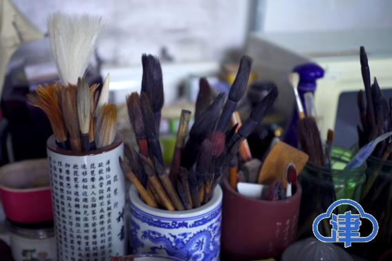 张孟良绘画创作时的工具