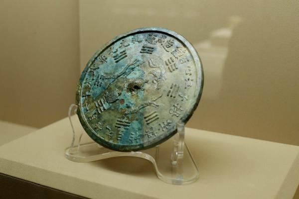 “宝历风物——黑石号沉船出水珍品展”上的唐代扬州江心镜。新华社发