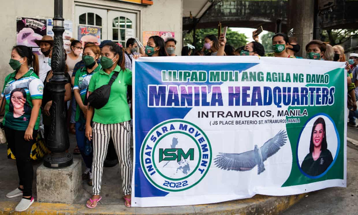　菲律宾首都马尼拉街头支持萨拉选举的游行队伍。（图源：美联社）