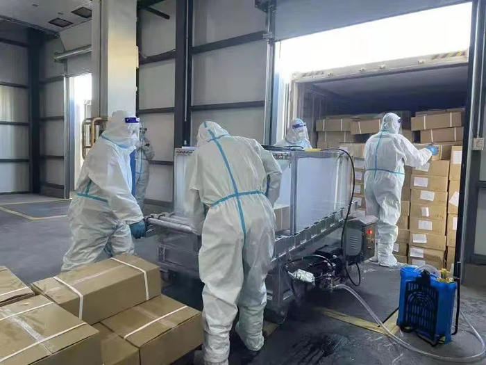 ▲大连一冷链集团，工作人员正在装货。图/大连发布官方微信公众号  