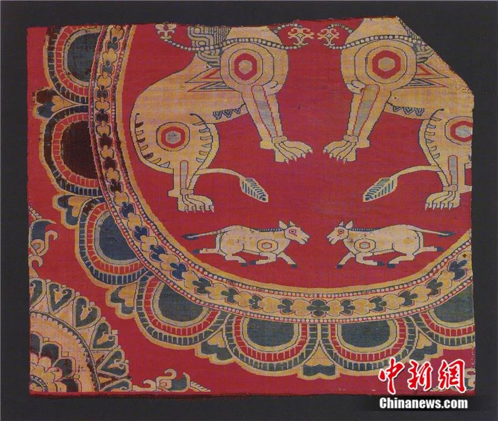 青海吐蕃墓地出土中亚风格织锦（瑞士阿拜格基金会藏）。仝涛 供图