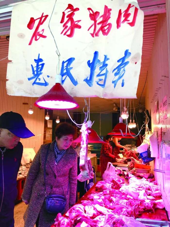 △兴文里猪肉店基本会用鲜明大字标明是本地猪肉。 