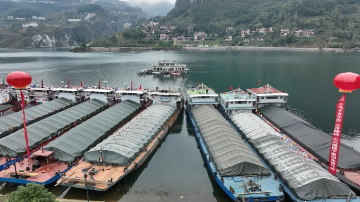 14艘运载6800吨磷矿石的货船即将从开阳港区洛旺河码头出发。省交通运输厅供图