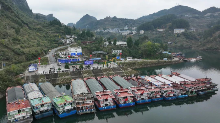 14艘运载6800吨磷矿石的货船即将从开阳港区洛旺河码头出发。省交通运输厅供图