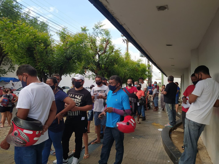 △巴西皮奥伊州居民排队领取救助金