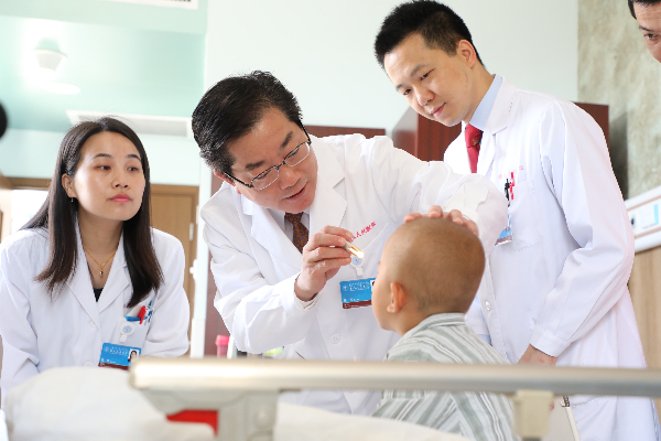 图说：上海交通大学副校长、上海交通大学医学院院长、附属第九人民医院眼科学科带头人范先群教授当选中国工程院院士 采访对象供图