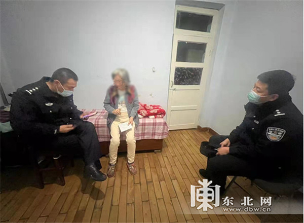 民警劝阻老人。
