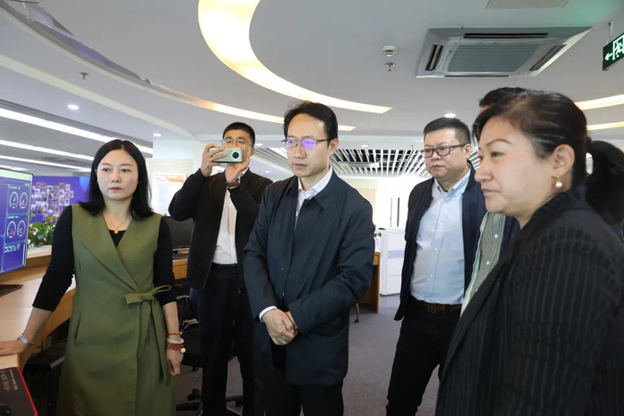 崔砺金在浙江省电信调研万号投诉服务工作。资料图片