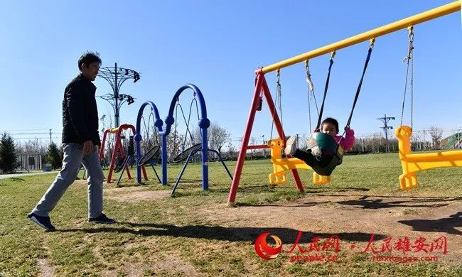 在大健康体育公园玩耍的儿童。刘艳素摄