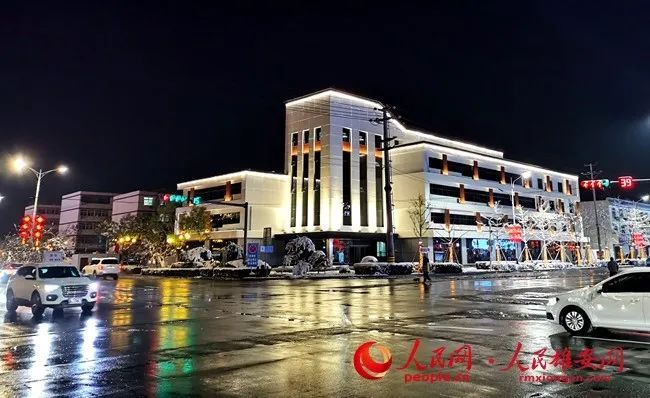 安新县育才西路夜景。臧迎春 摄