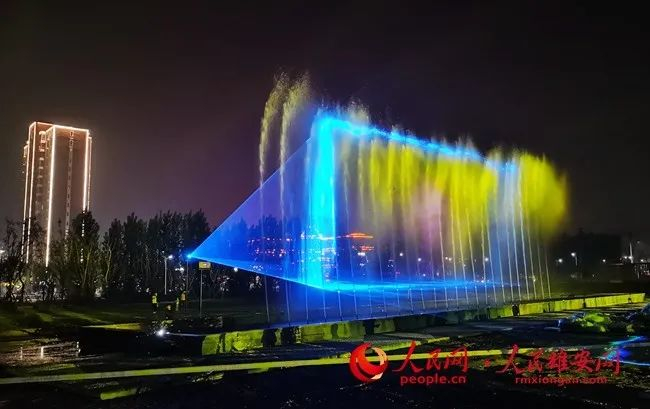 大健康体育公园夜间的灯光秀。臧迎春摄