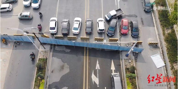 ↑网友航拍的相关道路断道的画面。