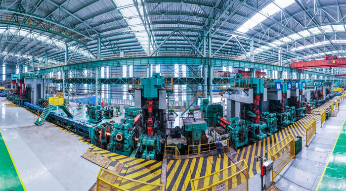 中国宝武马钢股份特钢公司优质合金棒材生产线正在有序生产。（资料图片）通讯员 罗继胜 摄