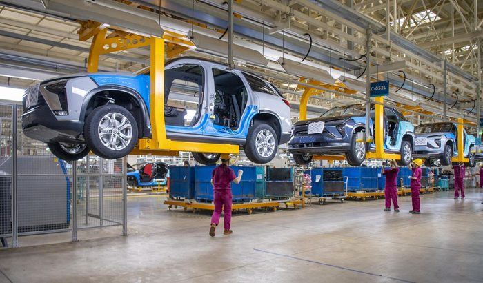 江淮蔚来制造基地，职工们在精心组装车辆。（资料图片）记者 李博 摄