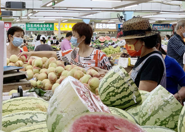 ▲市民正在菜市场买菜。新京报记者 尹亚飞 摄