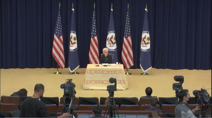 舍曼一人出席记者会 视频截图