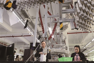 我市服装企业坚持把先进的生产技术纳入到整套的生产管理体系中去，加快向以时尚化、智能化融合发展为主要特征的时尚智造产业转型。 陈翔 摄