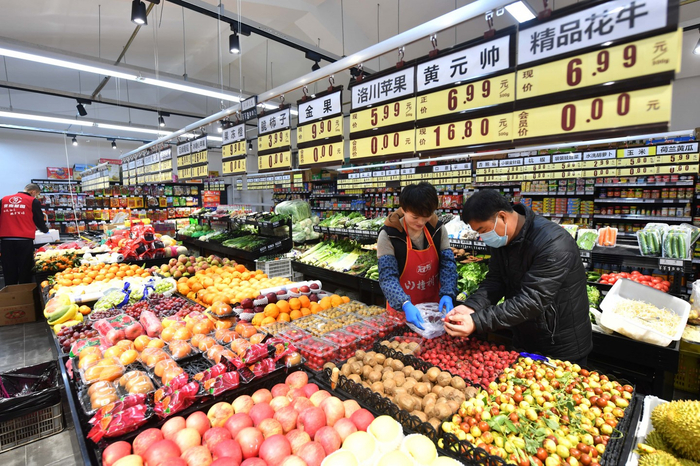 ▲一小区便民菜站，居民正在选购。新京报记者 李木易 摄