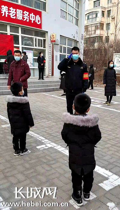 双胞胎杨一帆和杨一航向工作人员王锴敬礼。网络图片