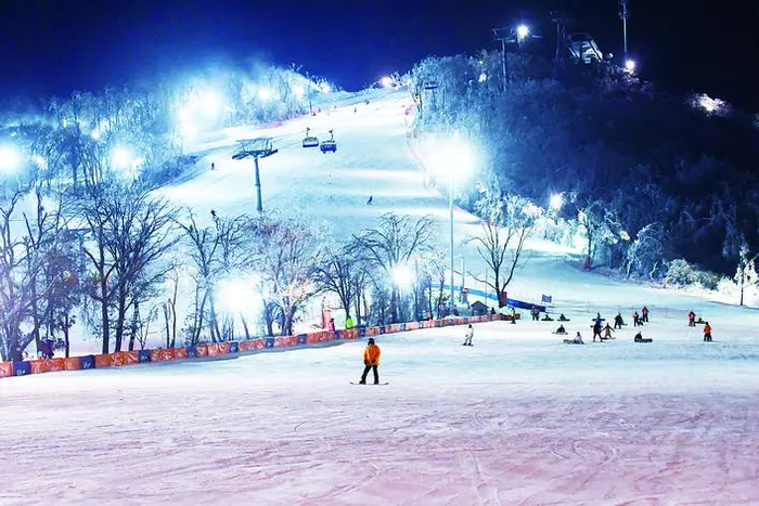 ▲ 图片示意：滑雪爱好者在长春庙香山滑雪场体验夜滑。从12月开始，莲花山世茂滑雪场、净月潭滑雪场、天定山滑雪场、庙香山滑雪场等长春市雪场陆续开板营业，迎接省内外滑雪爱好者。图据长春日报