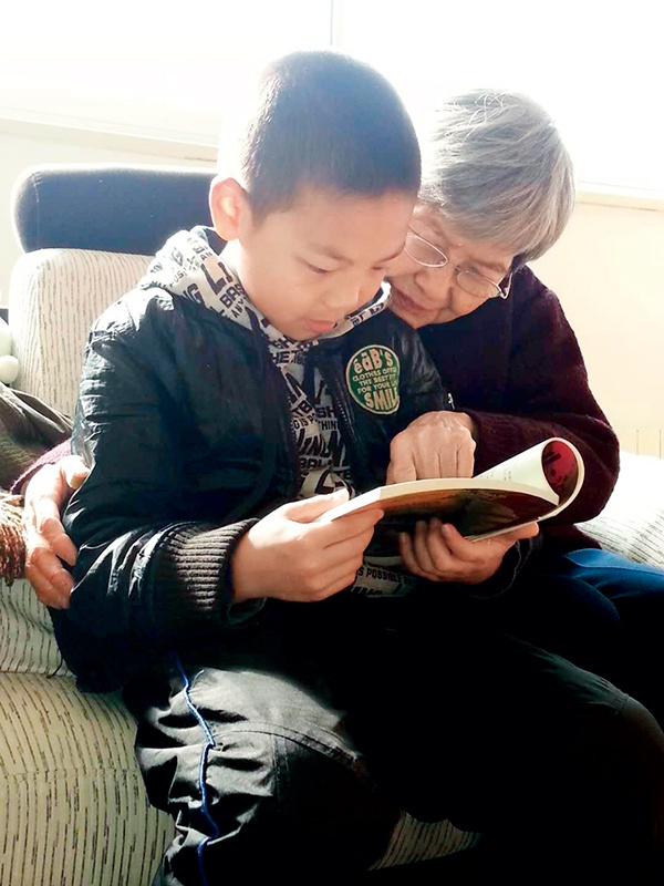 樊锦诗陪孙子读书