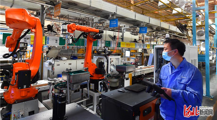 近日，在邯郸美的制冷设备有限公司车间，工作人员正在生产线上作业。  河北日报记者史晟全摄