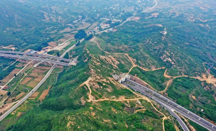 △河北省平山县境内太行山高速（无人机照片）。新华社记者 牟宇 摄