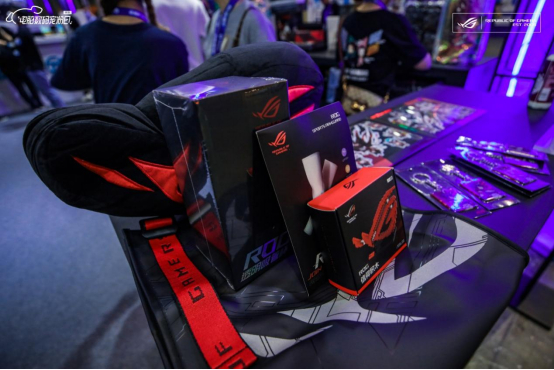 　　贩卖区提供了丰富的ROG二次元周边供玩家们选购