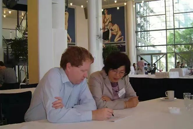 △王小云与比哈姆教授（图源：《数学文化》）