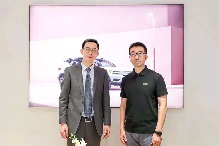 沃尔沃汽车大中华区销售公司售后服务副总裁——方锡智（图左）与笔者（图右）
